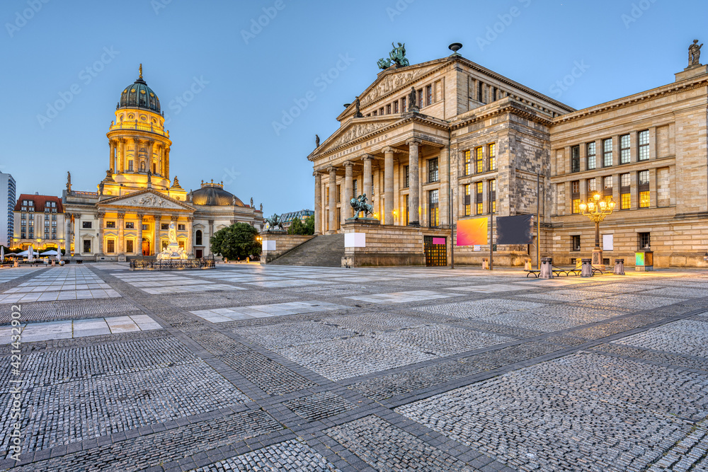 Obraz premium An empty Gendarmenmarkt square in Berlin just before sunrise