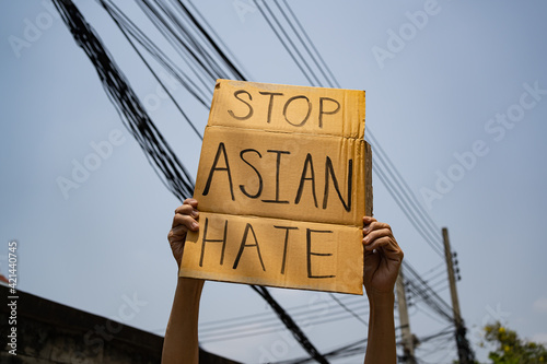 Tableau sur toile A man holding Stop Asian Hate sign