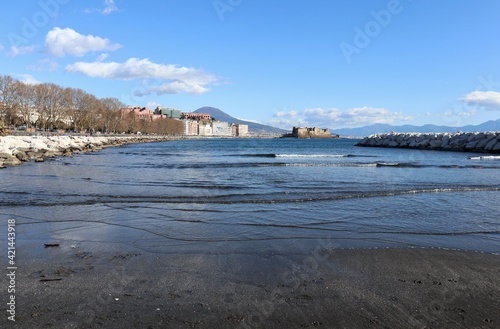 Napoli – Panorama verso Castel dell'Ovo dalla spiaggia di Rotonda Diaz