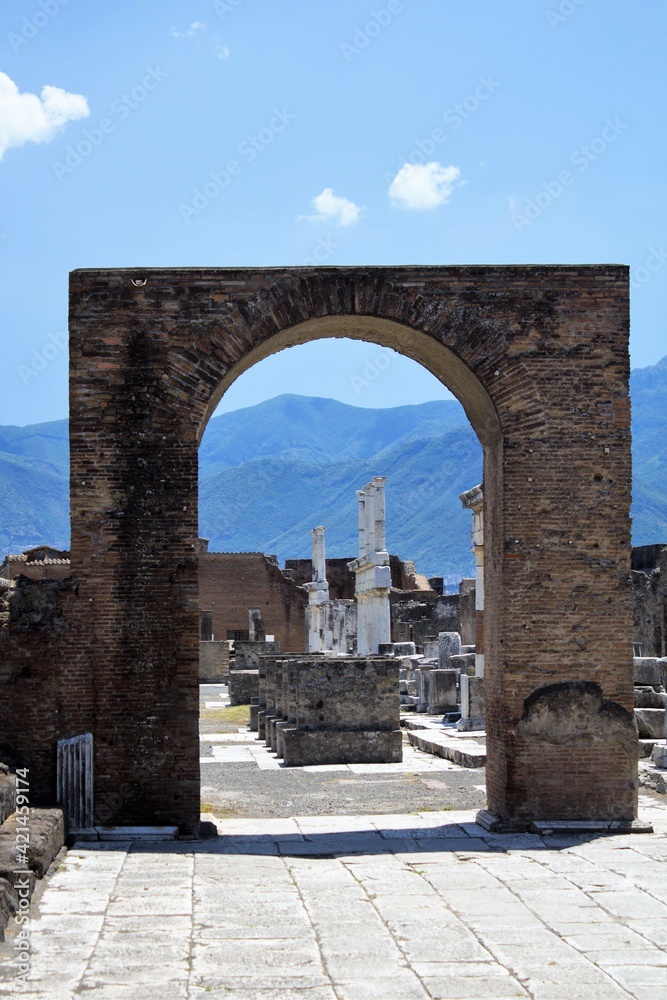 Pompeii, Italy, June 26, 2020, ancient door found inside the Pompeii excavations reported in
life after the excavations following the eruption of the volcano Vesuvius in 79 AD.