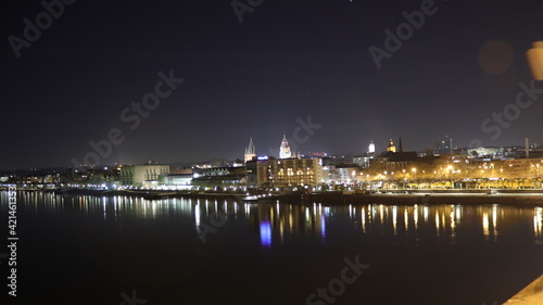 Eine Nachtaufnahme des Mainzer Rheinufers © tim