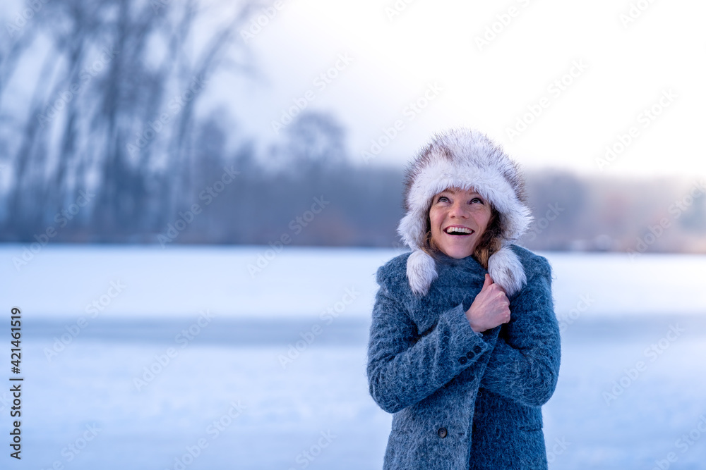 Obraz premium young woman in winter clothes in nature