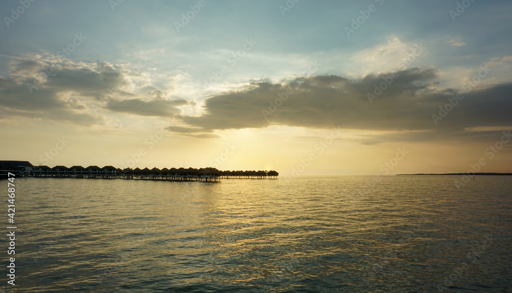 Obraz premium Beautiful cloudy sunset in Bagan Lalang beach, Selangor, Malaysia.