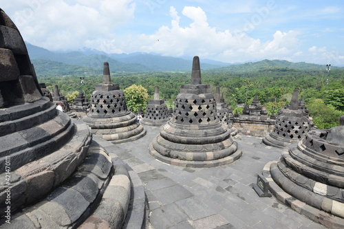 Stupas auf dem Borobudurtempel in Indonesien