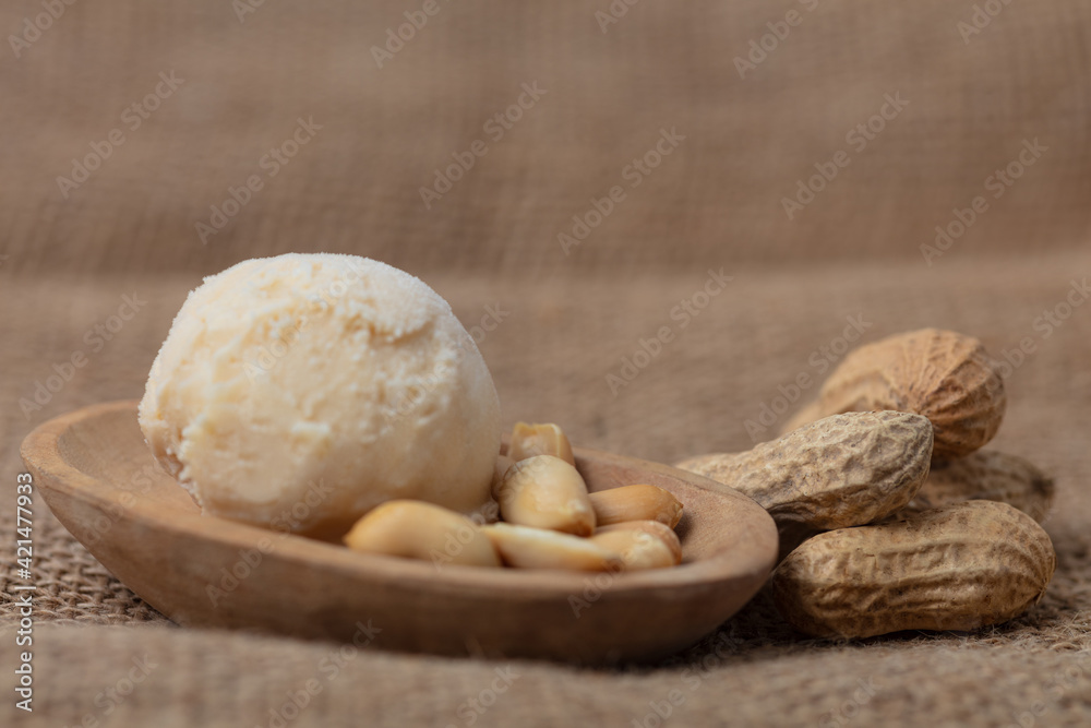 Erdnuttbuttereiscreme mit Erdnüssen in Schälchen Erdnuttbuttereiscreme mit Erdnüssen in Schälchen