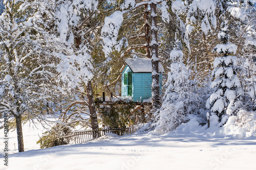 petite cabane dans le bois en hiver