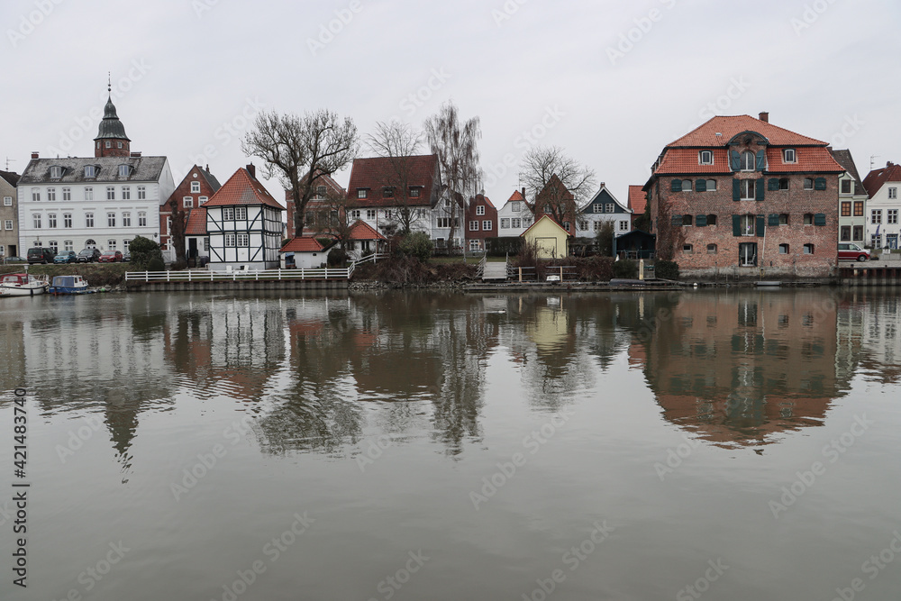 Fototapeta premium Norddeutsche Kleinstadtidylle; Häuserzeile am Binnenhafen in Glückstadt