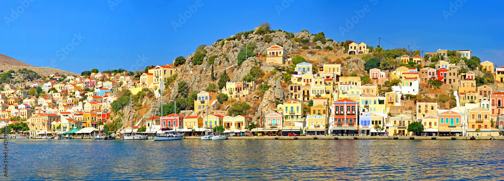 Symi - schönste griechischen Insel mit Stattdessen unzählige Minivillen in Pastellfarben an einen Hügel geklatscht