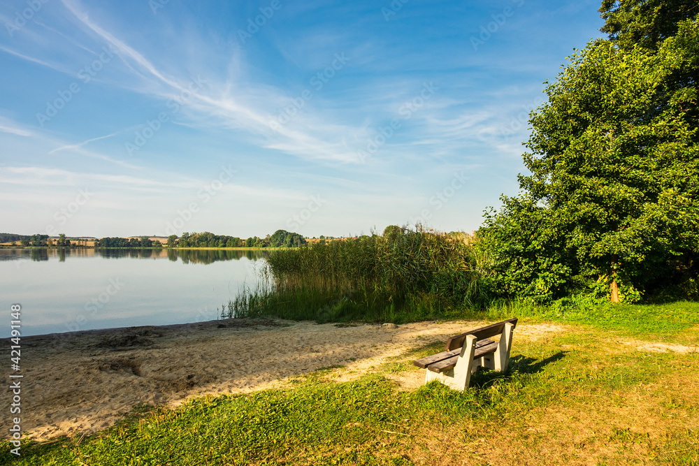 Landschaft mit See und Sitzbank in Potzlow Landschaft mit See und Sitzbank in Potzlow