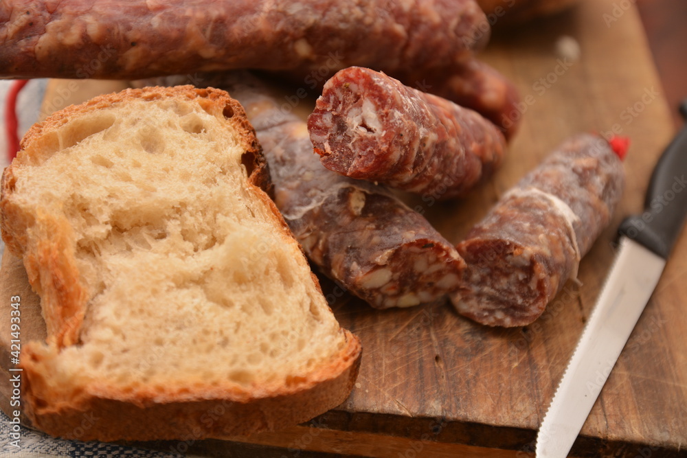 salame e salsiccia di maiale tipico cibo del sud Italia per la festa della Pasqua salame e salsiccia di maiale tipico cibo del sud Italia per la festa della Pasqua