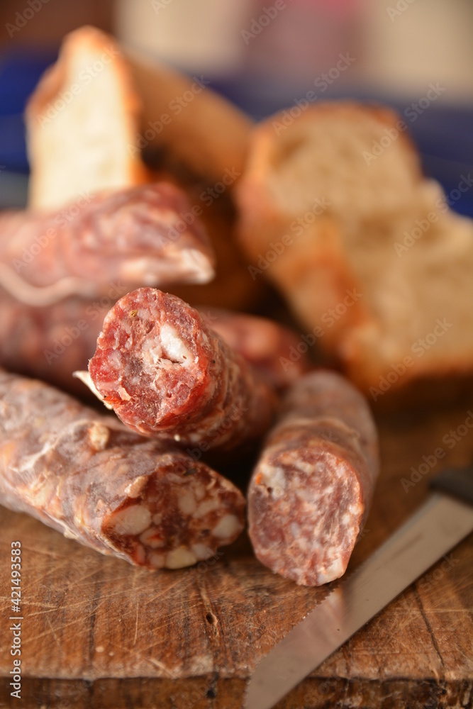 salame e salsiccia di maiale tipico cibo del sud Italia per la festa della Pasqua salame e salsiccia di maiale tipico cibo del sud Italia per la festa della Pasqua