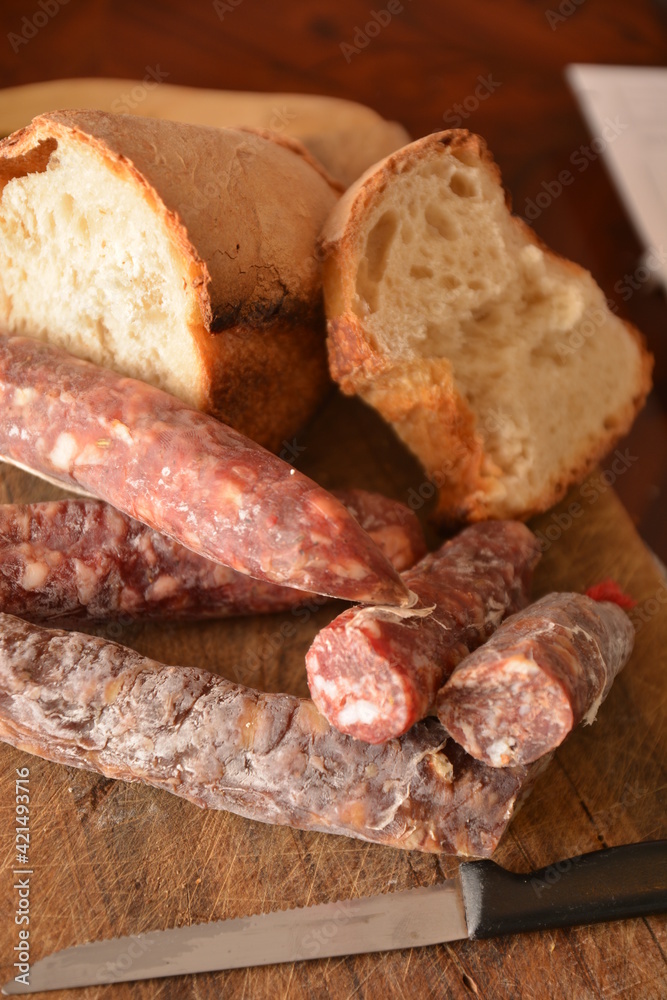salame e salsiccia di maiale tipico cibo del sud Italia per la festa della Pasqua salame e salsiccia di maiale tipico cibo del sud Italia per la festa della Pasqua