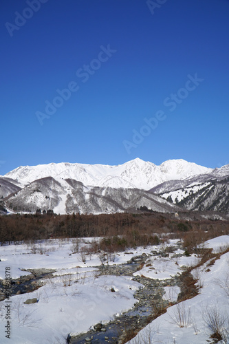 冬の白馬村と北アルプス © sunftaka77