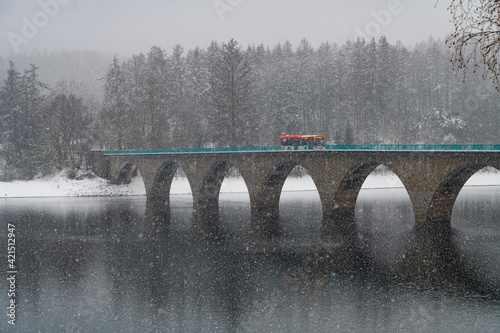 Klamer Brücke Versetalsperre Sauerland Bus Linienbus Winter Schneefall Jahreszeit Deutschland Lüdenscheid Herscheid Idyll Stimmung Kälte Witterung Spiegelung Wetter Straße Bögen Stausee kalt Idyll  photo