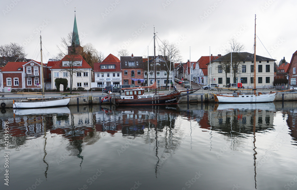 Fototapeta premium Neustadt in Holstein; Altstadt und Hafen an der Schiffbrücke