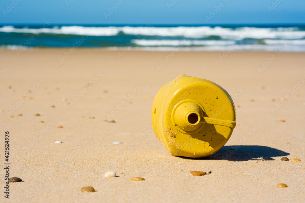 Obraz premium plastic container polluting the beach