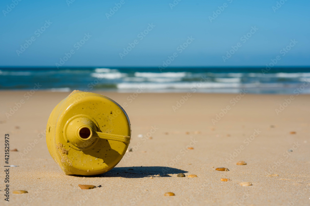 Obraz premium plastic container polluting the beach 