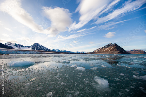 Glaciers and ice flows around the Islands of Svalbard