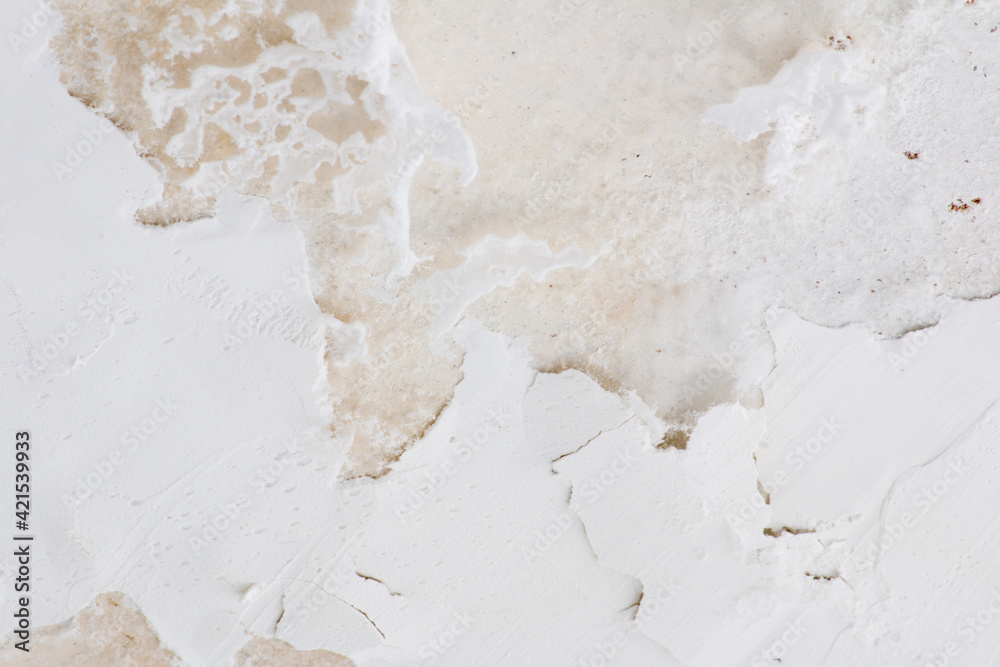 Naklejka premium White wall texture peeled and cracked with mold