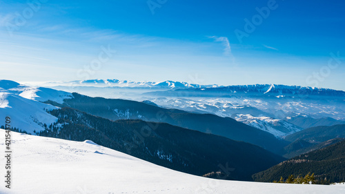 Obraz na płótnie Panoramic view of Piatra Craiului mountain range in Romania during winter w salonie