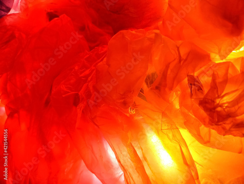 background abstrak dari tas plastik warna orange dan merah