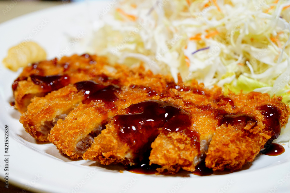 日本の定番人気料理「とんかつ」 日本の定番人気料理「とんかつ」