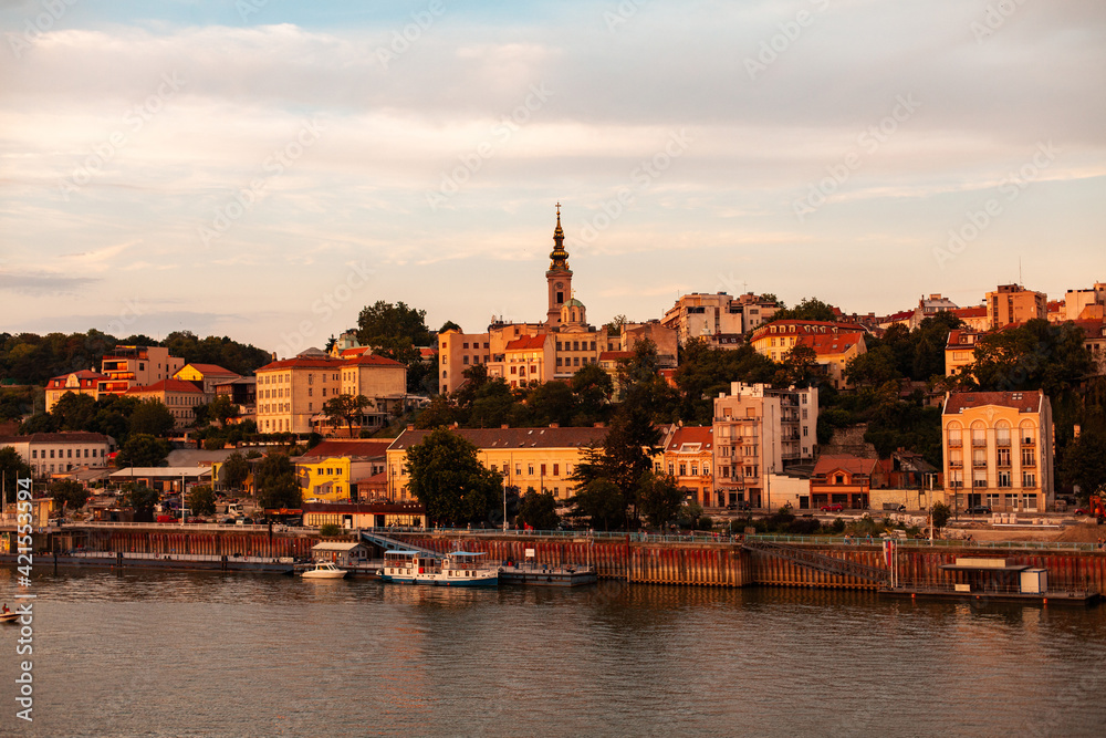 Obraz premium View of Belgrade city by Danube river at dawn
