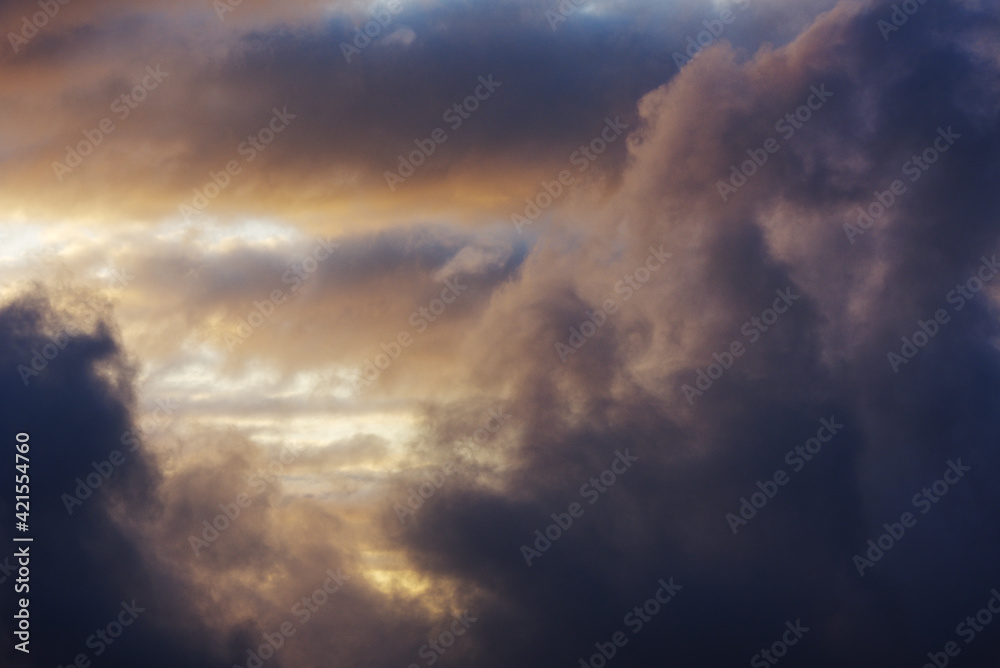 Obraz premium Ciel dramatique au coucher du soleil avec nuages
