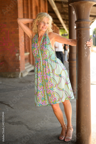 Frau mit Sommerkleid photo