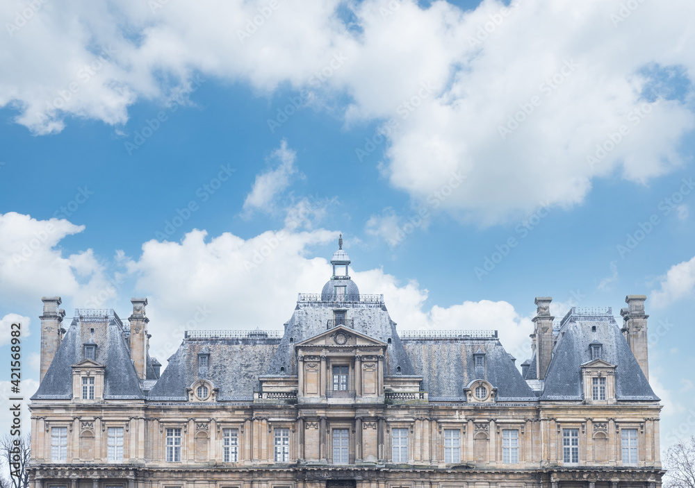 Château de Maisons-laffitte côté jardin sur fond de ciel bleu et nuages