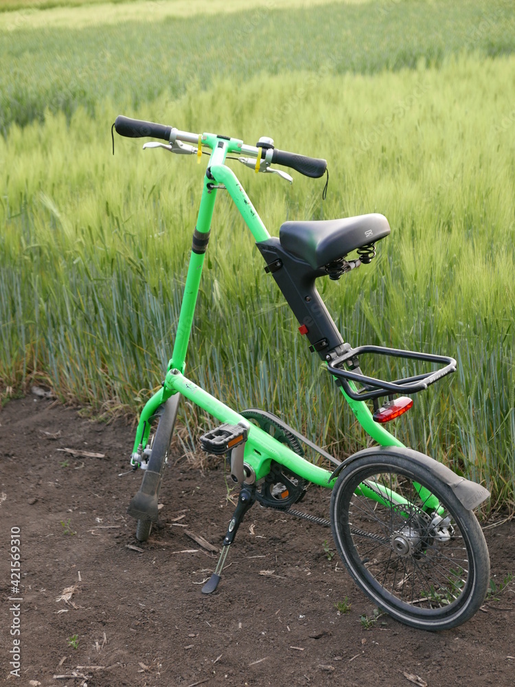 Naklejka premium bicycle in the grass