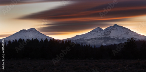 Fotografija The view of Mt Bachelor and the three sisters from Sisters Oregon during sunset,