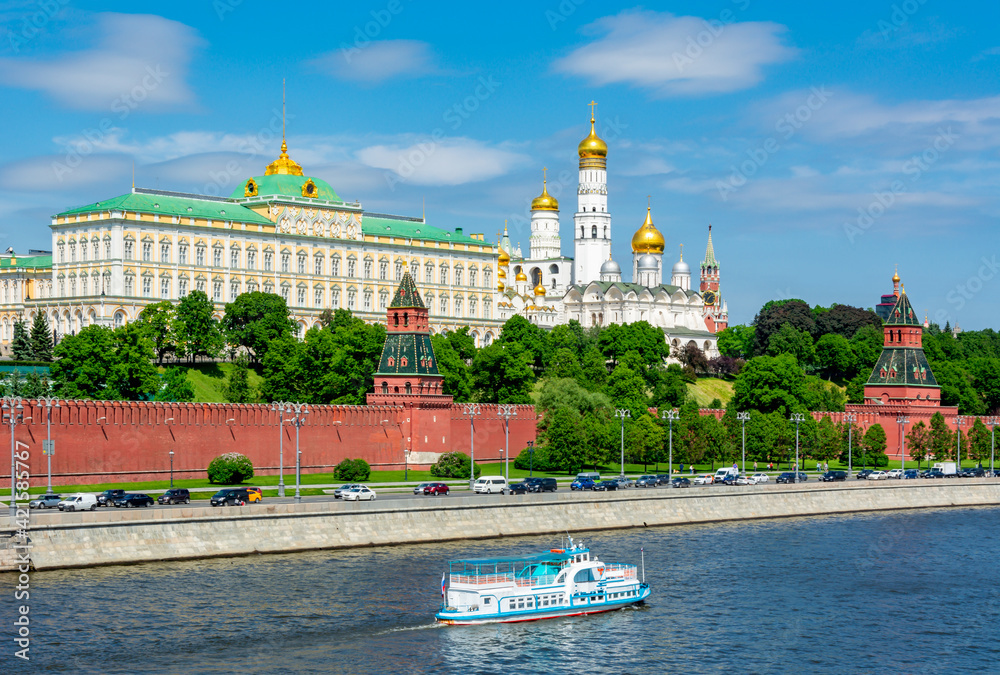 Obraz premium Moscow Kremlin with Grand Kremlin palace and Ivan the Great Bell tower, Russia
