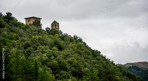Iglesia y santuario en el monasterio de Santo Toribio de Liébana, asomando entre la vegetación de la cordillera cantábrica española