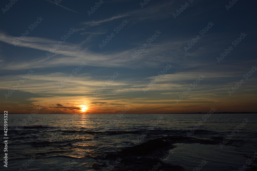 Tramonto sul mare con cielo azzurro e nuvole. Tramonto sul mare con cielo azzurro e nuvole.