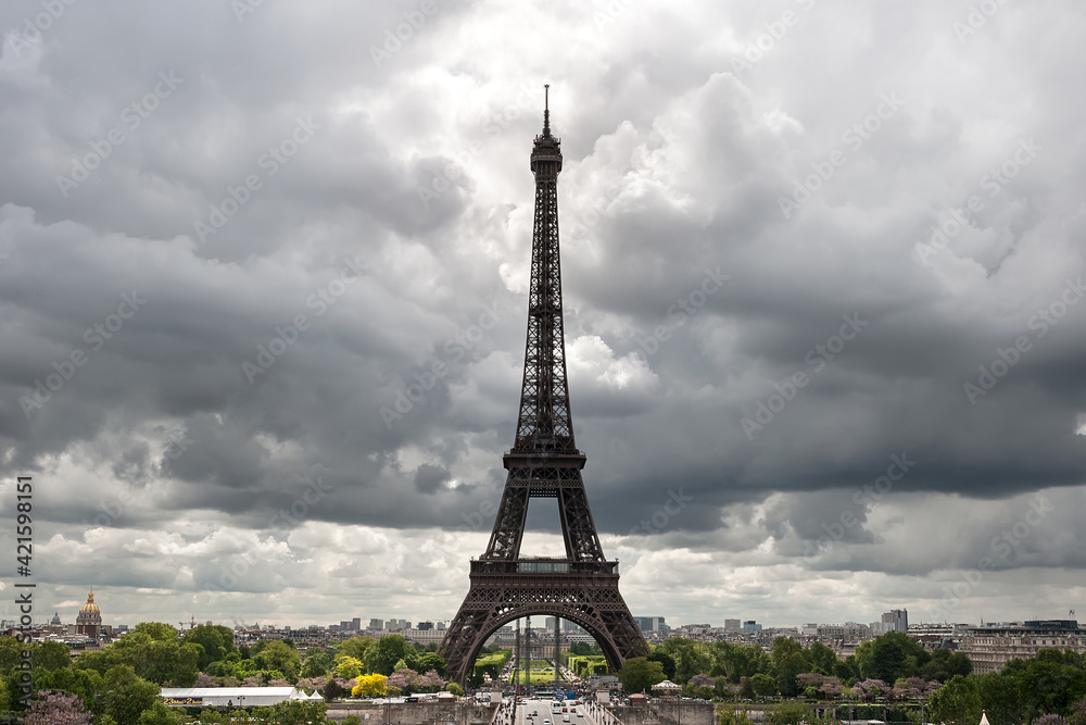 Fototapeta premium Paris, Eiffel Tower on a gloomy day