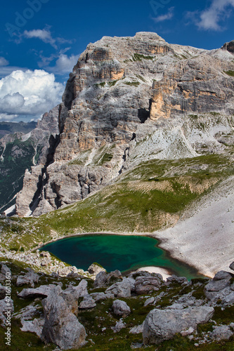 Fototapeta Naklejka Na Ścianę i Meble -  View of the Dolomites mountains with a colorful turquoise alpine lake