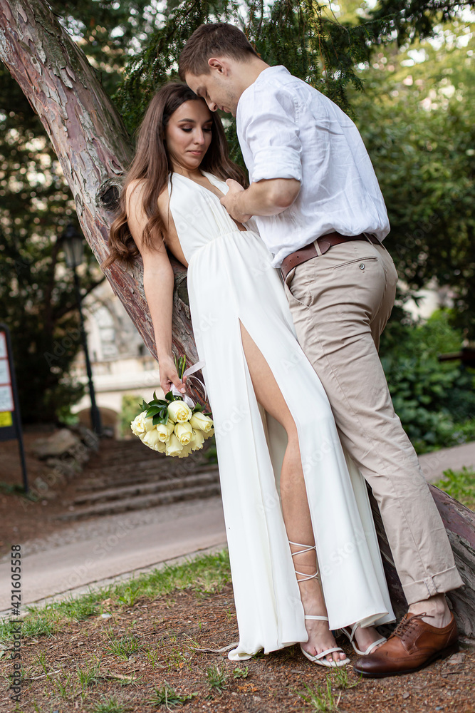 Obraz premium Young white couple in park