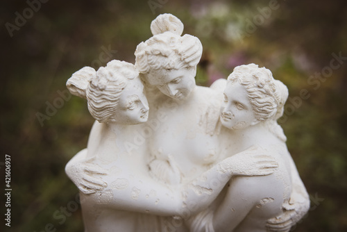 Fotografie Selective focus shot of the statue of the Three Graces outdoors