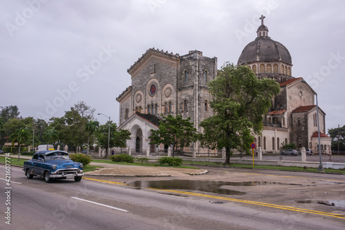 Vista de la Quinta Avenida e iglesia de Jesús de Miramar en La Habana, Cuba
