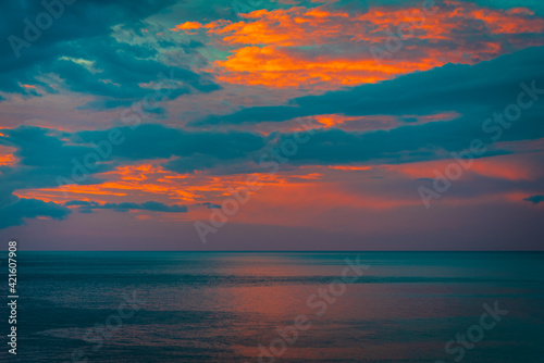 Fototapeta Naklejka Na Ścianę i Meble -  Beautiful sky with clouds over the ocean at sunrise 