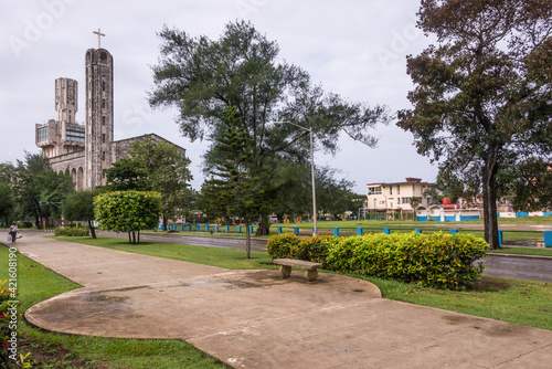 Paseo y vista del edificio de la Embajada Rusa en la Quinta Avenida de la ciudad de La Habana, Cuba photo