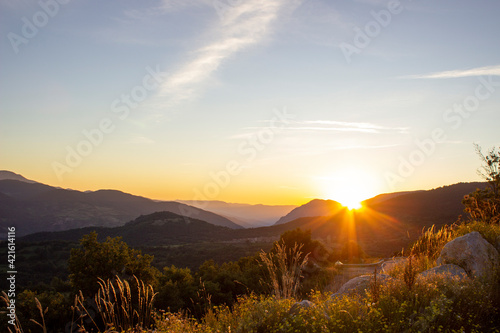 Atardecer en una valle con una bonita puesta de sol y colores cálidos © OscarMoix