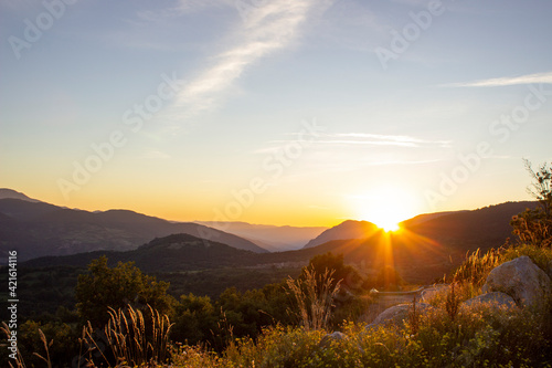 Atardecer en una valle con una bonita puesta de sol y colores cálidos