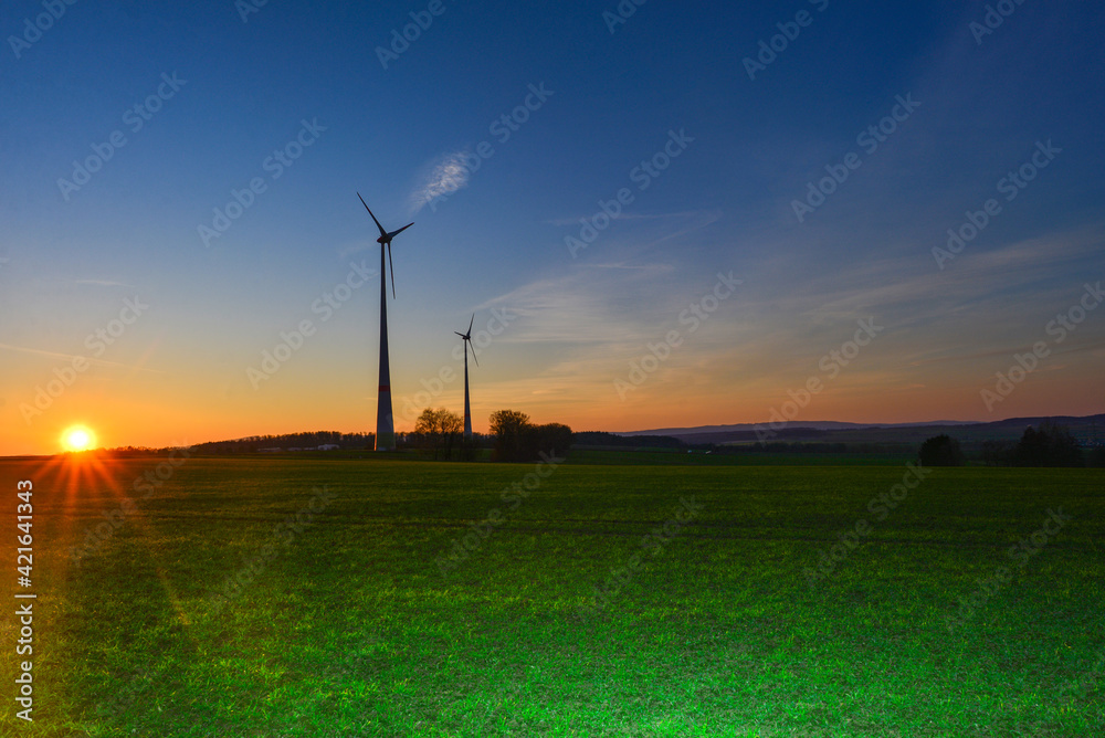 Obraz premium Sonnenuntergang in Nidderau im hessischen Main-Kinzig-Kreis