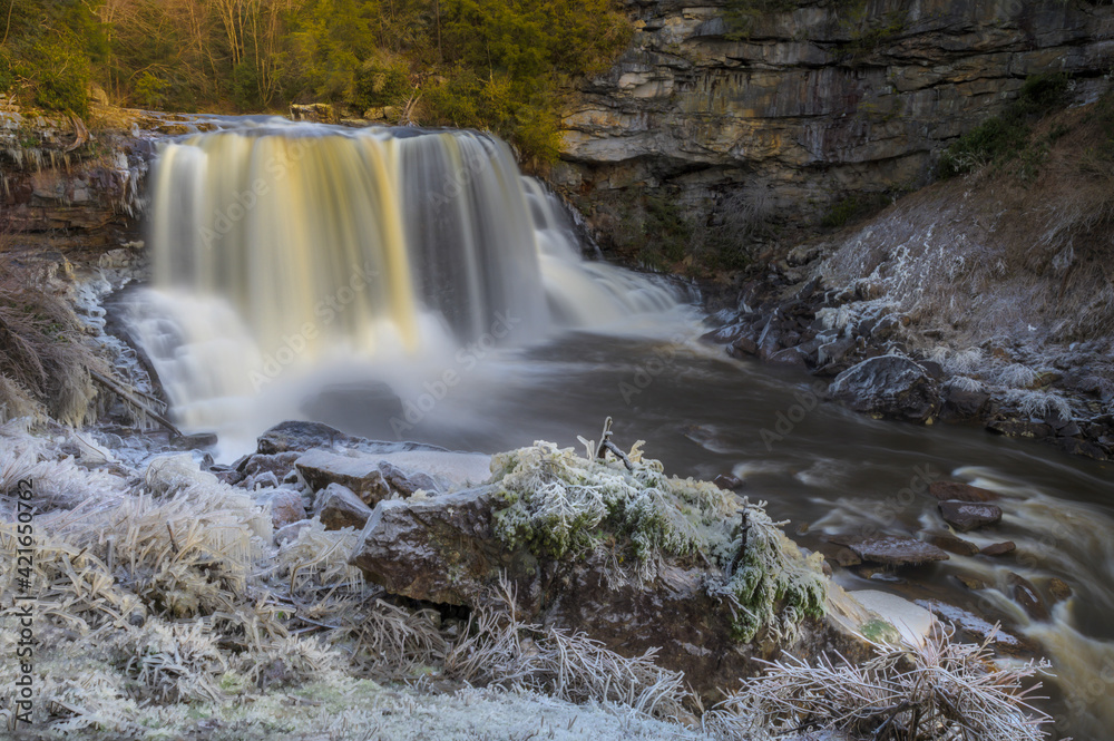 Obraz premium USA, West Virginia, Blackwater Falls State Park. Winter waterfall.