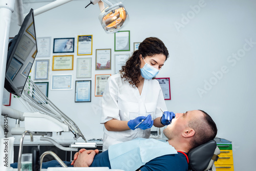 patient at the dentist's office treats teeth