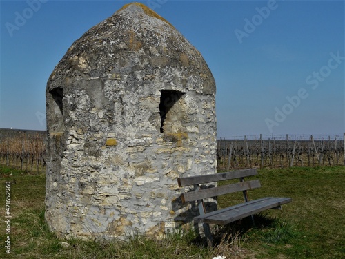 Trullo mit Holzbank und Landschaften in Rheinhessen photo