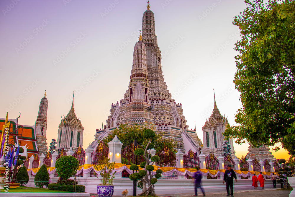 Naklejka premium Wat Arun temple buddhist Bangkok sunset