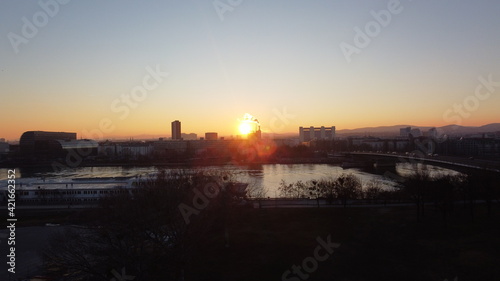 Sonnenuntergang über Donau in Wien an der Donauinsel Drohne Luftaufnahme